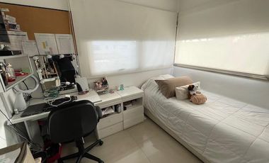 Hermosa casa con piscina sobre lote interno