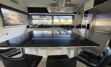 Hermosa casa con piscina sobre lote interno