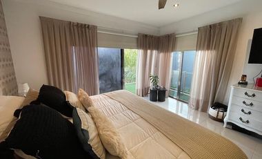 Hermosa casa con piscina sobre lote interno