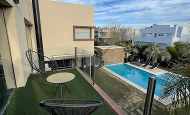 Hermosa casa con piscina sobre lote interno