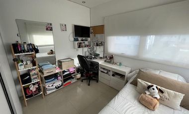 Hermosa casa con piscina sobre lote interno