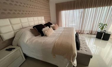 Hermosa casa con piscina sobre lote interno