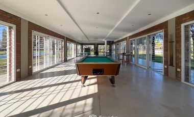 VENTA - Quinta con salón de eventos, hotel, casa de casero, pileta y canchas recreativas. Soldini.