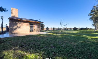 VENTA - Quinta con salón de eventos, hotel, casa de casero, pileta y canchas recreativas. Soldini.