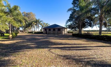 VENTA - Quinta con salón de eventos, hotel, casa de casero, pileta y canchas recreativas. Soldini.