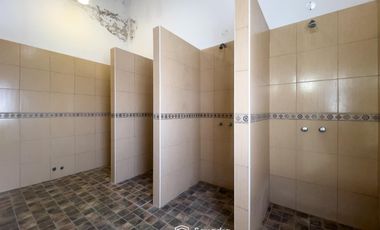 VENTA - Quinta con salón de eventos, hotel, casa de casero, pileta y canchas recreativas. Soldini.