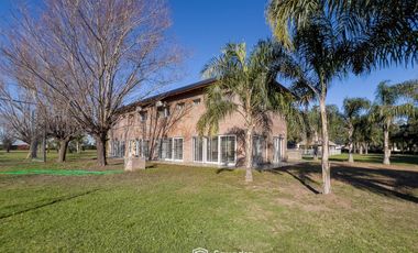 VENTA - Quinta con salón de eventos, hotel, casa de casero, pileta y canchas recreativas. Soldini.