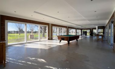 VENTA - Quinta con salón de eventos, hotel, casa de casero, pileta y canchas recreativas. Soldini.
