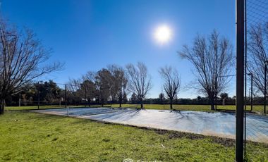 VENTA - Quinta con salón de eventos, hotel, casa de casero, pileta y canchas recreativas. Soldini.