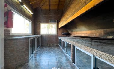 VENTA - Quinta con salón de eventos, hotel, casa de casero, pileta y canchas recreativas. Soldini.