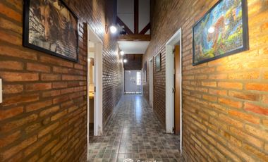 VENTA - Quinta con salón de eventos, hotel, casa de casero, pileta y canchas recreativas. Soldini.