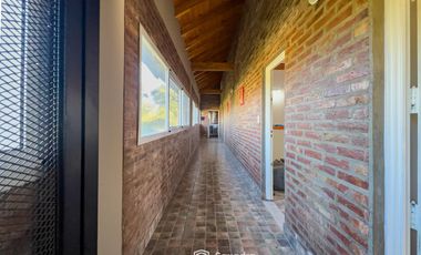 VENTA - Quinta con salón de eventos, hotel, casa de casero, pileta y canchas recreativas. Soldini.