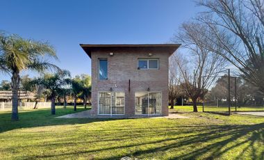 VENTA - Quinta con salón de eventos, hotel, casa de casero, pileta y canchas recreativas. Soldini.