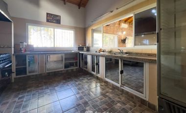 VENTA - Quinta con salón de eventos, hotel, casa de casero, pileta y canchas recreativas. Soldini.