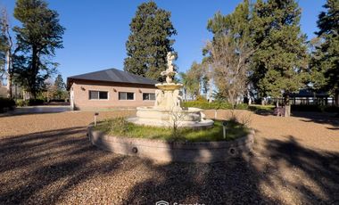 VENTA - Quinta con salón de eventos, hotel, casa de casero, pileta y canchas recreativas. Soldini.