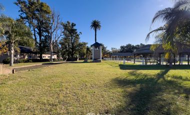 VENTA - Quinta con salón de eventos, hotel, casa de casero, pileta y canchas recreativas. Soldini.