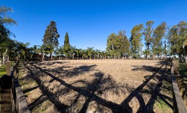 VENTA - Quinta con salón de eventos, hotel, casa de casero, pileta y canchas recreativas. Soldini.