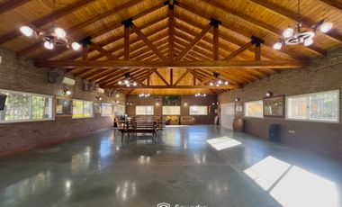 VENTA - Quinta con salón de eventos, hotel, casa de casero, pileta y canchas recreativas. Soldini.