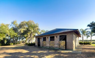 VENTA - Quinta con salón de eventos, hotel, casa de casero, pileta y canchas recreativas. Soldini.