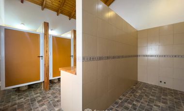 VENTA - Quinta con salón de eventos, hotel, casa de casero, pileta y canchas recreativas. Soldini.