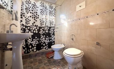 VENTA - Quinta con salón de eventos, hotel, casa de casero, pileta y canchas recreativas. Soldini.