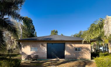 VENTA - Quinta con salón de eventos, hotel, casa de casero, pileta y canchas recreativas. Soldini.