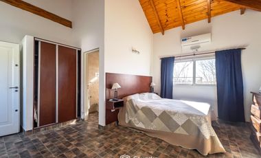 VENTA - Quinta con salón de eventos, hotel, casa de casero, pileta y canchas recreativas. Soldini.