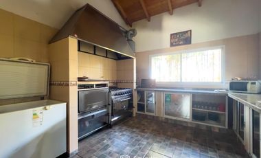 VENTA - Quinta con salón de eventos, hotel, casa de casero, pileta y canchas recreativas. Soldini.