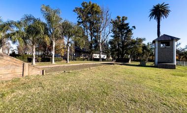 VENTA - Quinta con salón de eventos, hotel, casa de casero, pileta y canchas recreativas. Soldini.