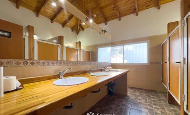 VENTA - Quinta con salón de eventos, hotel, casa de casero, pileta y canchas recreativas. Soldini.