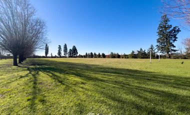 VENTA - Quinta con salón de eventos, hotel, casa de casero, pileta y canchas recreativas. Soldini.