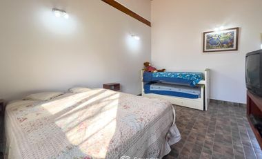 VENTA - Quinta con salón de eventos, hotel, casa de casero, pileta y canchas recreativas. Soldini.