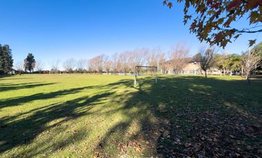 VENTA - Quinta con salón de eventos, hotel, casa de casero, pileta y canchas recreativas. Soldini.