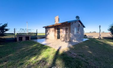 VENTA - Quinta con salón de eventos, hotel, casa de casero, pileta y canchas recreativas. Soldini.