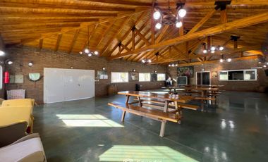 VENTA - Quinta con salón de eventos, hotel, casa de casero, pileta y canchas recreativas. Soldini.