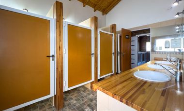 VENTA - Quinta con salón de eventos, hotel, casa de casero, pileta y canchas recreativas. Soldini.