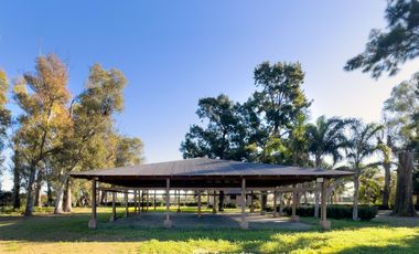 VENTA - Quinta con salón de eventos, hotel, casa de casero, pileta y canchas recreativas. Soldini.