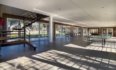 VENTA - Quinta con salón de eventos, hotel, casa de casero, pileta y canchas recreativas. Soldini.