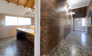 VENTA - Quinta con salón de eventos, hotel, casa de casero, pileta y canchas recreativas. Soldini.