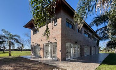 VENTA - Quinta con salón de eventos, hotel, casa de casero, pileta y canchas recreativas. Soldini.