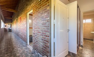 VENTA - Quinta con salón de eventos, hotel, casa de casero, pileta y canchas recreativas. Soldini.