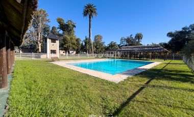 VENTA - Quinta con salón de eventos, hotel, casa de casero, pileta y canchas recreativas. Soldini.