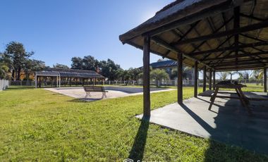 VENTA - Quinta con salón de eventos, hotel, casa de casero, pileta y canchas recreativas. Soldini.