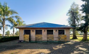 VENTA - Quinta con salón de eventos, hotel, casa de casero, pileta y canchas recreativas. Soldini.