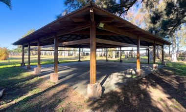 VENTA - Quinta con salón de eventos, hotel, casa de casero, pileta y canchas recreativas. Soldini.