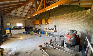 VENTA - Quinta con salón de eventos, hotel, casa de casero, pileta y canchas recreativas. Soldini.