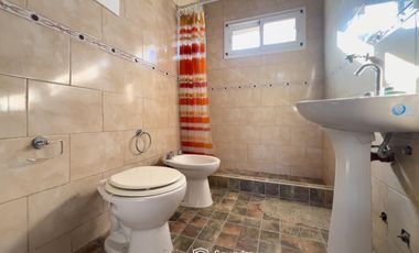 VENTA - Quinta con salón de eventos, hotel, casa de casero, pileta y canchas recreativas. Soldini.