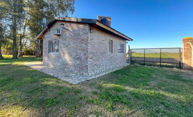 VENTA - Quinta con salón de eventos, hotel, casa de casero, pileta y canchas recreativas. Soldini.