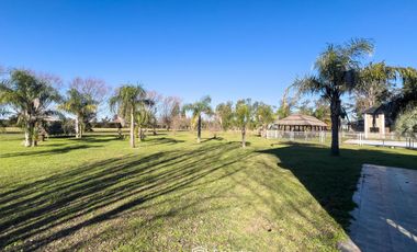 VENTA - Quinta con salón de eventos, hotel, casa de casero, pileta y canchas recreativas. Soldini.