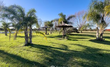 VENTA - Quinta con salón de eventos, hotel, casa de casero, pileta y canchas recreativas. Soldini.